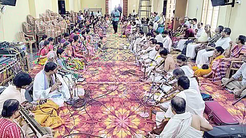 திருவாரூரில் நேற்று நிறைவடைந்த சங்கீத மும்மூர்த்திகள் ஜெயந்தி இசை விழாவில் தியாகப்ரும்மத்தின் பஞ்சரத்ன கீர்த்தனையை இசைத்த இசைக் கலைஞர்கள். 