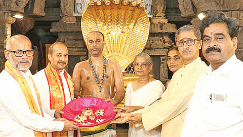 திருப்பதி ஏழுமலையானுக்கு 7 தங்கப் பதக்கம் காணிக்கை