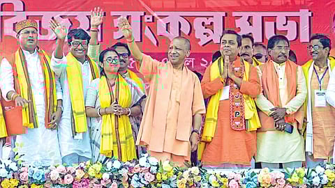 மேற்கு வங்கம் நாடியா மாவட்டம் நபாத்விப் தொகுதியில் நேற்று நடைபெற்ற தேர்தல் பிரச்சார கூட்டத்தில், உத்தர பிரதேச முதல்வர் யோகி ஆதித்யநாத் பங்கேற்றார். படம்: பிடிஐ