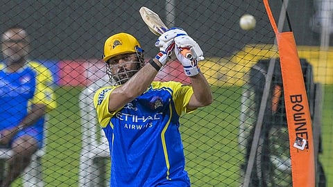 தோனிக்கு மீண்டும் காயம்: சிஎஸ்கே பயிற்சியாளர் தகவலால் ரசிகர்கள் அதிர்ச்சி