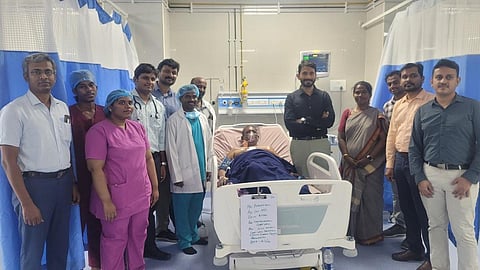 புற்றுநோயால் பாதிக்கப்பட்டவருக்கு டைட்டானியம் உலோகத்தில் செயற்கை மார்பு எலும்பு