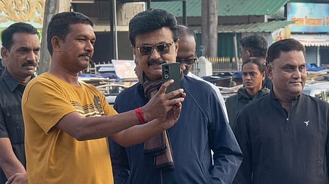 கொடைக்கானலில் முதல்வர் நடைபயிற்சி - ‘செல்ஃபி’ எடுத்து மகிழ்ந்த சுற்றுலா பயணிகள்