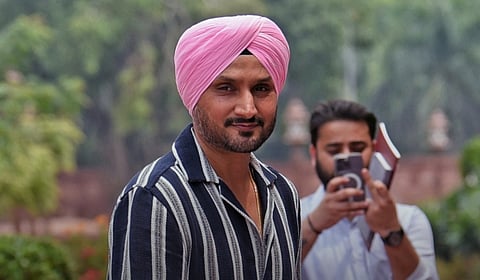 பஞ்சாப் போலீஸ் பாதுகாப்பு வாபஸ்: ஹர்பஜன் சிங் எம்.பி.க்கு சிஆர்பிஎப் வீரர்கள் பாதுகாப்பு