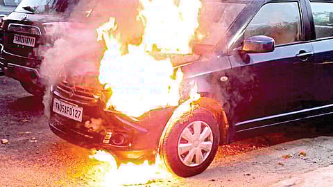 சென்னை மெரினாவில் தீப்​பற்றி எரிந்த கார்​.