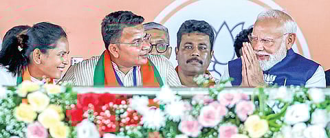 மேற்குவங்கத்தின் அராம்பாக் நகரில் நேற்று நடந்த பாஜக பிரச்சார கூட்டத்தில் பிரதமர் மோடி பங்கேற்றார். படம்: பிடிஐ