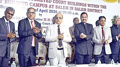 சேலத்தில் புதிய நீதிமன்ற கட்டிடத்தை உச்ச நீதிமன்ற நீதிபதி எம்.எம். சுந்தரேஷ் திறந்து வைத்தார். உடன் உயர் நீதிமன்ற தலைமை நீதிபதி தர்மாதிகாரி, நீதிபதிகள் | படம்: எஸ். குருபிரசாத் |