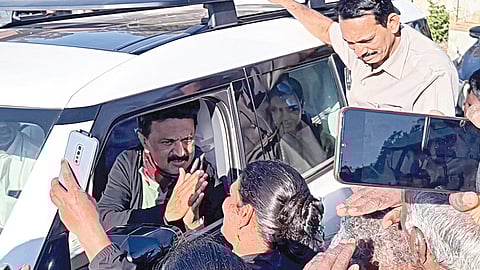 கொடைக்கானலில் முதல்வர் ஸ்டாலினுடன் ‘செல்ஃபி’ எடுத்து கொண்ட பொதுமக்கள். 