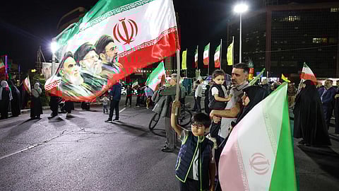 ஈரான் அரசுக்கு ஆதரவாகவும் அமெரிக்காவுக்கு எதிராகவும் தலைநகர் தெஹ்ரான் வீதிகளில் போராடும் பொதுமக்கள்