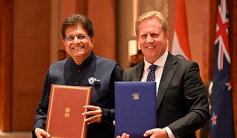 நியூஸிலாந்து உடன் தடையற்ற வர்த்தக ஒப்பந்தம் கையெழுத்து: இந்திய ஏற்றுமதிப் பொருட்களுக்கு 100% வரி விலக்கு