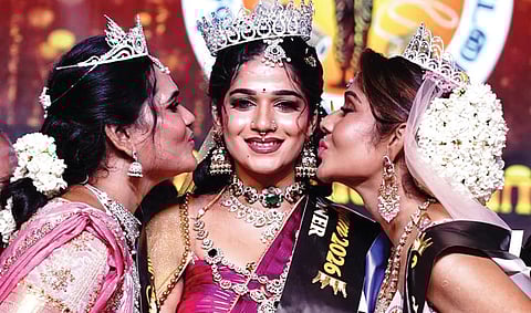 முதல் இடத்தைப் பிடித்த கோவை சூர்யாவுக்கு முத்தம் கொடுத்து அன்பை பரிமாறும் மலேசியா நிஷா (2-ம் இடம் பெற்றவர்) புதுச்சேரி அனன்யா (3-ம் இடம் பெற்றவர்).