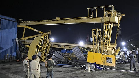 தெலங்கானா பணிமனையில் கிரேன் சரிந்து விழுந்ததில் 5 பேர் உயிரிழப்பு; 11 பேர் காயம்