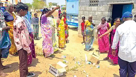 தருமபுரி மாவட்டம் பென்னாகரம் அடுத்த போடூர் பகுதியில் கள்ளத்தனமாக மதுபான விற்பனையில் ஈடுபட்ட சந்துக் கடைகளை அடித்து நொறுக்கிய பெண்கள்.