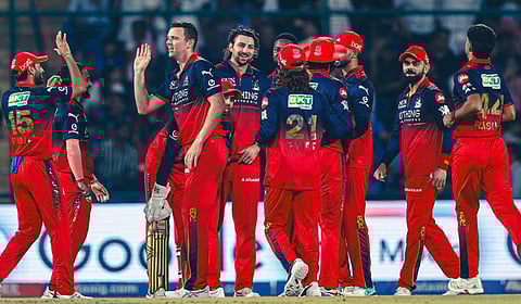 ஜோஷ் ஹேசில்வுட், புவனேஷ்வர் குமார் அபாரம்: டெல்​லியை பந்தாடியது ஆர்சிபி