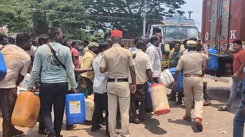 பெட்ரோல் - டீசல் வாங்க ஏனாமிற்கு படையெடுக்கும் ஆந்திர பண்ணை விவசாயிகள்: உள்ளூர்வாசிகள் பாதிப்பு