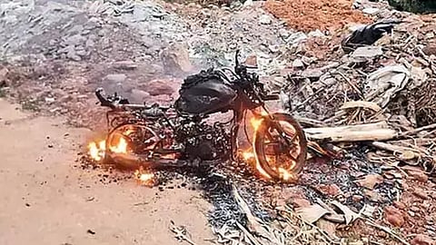 ஆந்திரா: மகனின் புதிய பைக்கை தீயிட்டு கொளுத்திய தந்தை