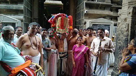 கள்ளழகருக்கு சாற்றுவதற்காக ஸ்ரீவில்லி. ஆண்டாள் சூடிக் கொடுத்த பூ மாலை, பட்டு வஸ்திரம் அனுப்பிவைப்பு