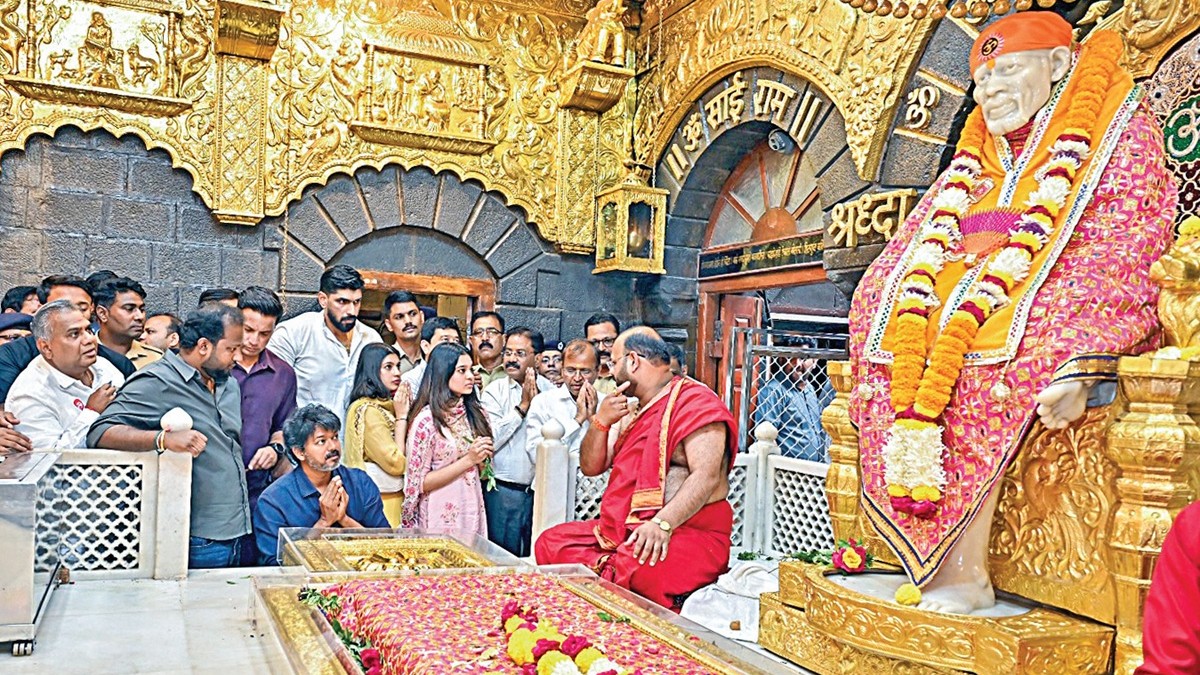 மகாராஷ்டிர மாநிலம் சீரடியில் உள்ள பிரசித்தி பெற்ற  சாய்பாபா கோயிலில் நடிகரும், தவெக கட்சித் தலைவருமான விஜய் நேற்று வழிபட்டார்.