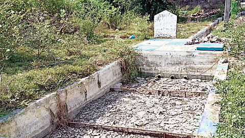 வண்டலூர் ஊராட்சியில் அமைக்கப்பட்ட உறிஞ்சிக்குழி பராமரிப்பின்றி உள்ளது.