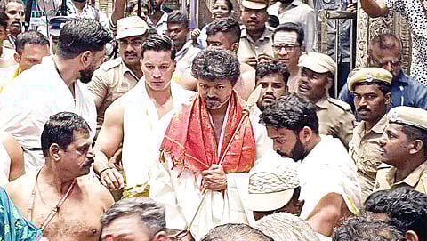 திருச்செந்தூர் சுப்பிரமணிய சுவாமி கோயிலில் கையில் வேலுடன் தவெக தலைவர் விஜய்.