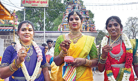 கூவாகம் கூத்தாண்டவர் கோயிலில் அரவானுக்காக தாலிக் கட்டிக் கொண்ட திருநங்கைகள். | படம்: எம்.சாம்ராஜ் |