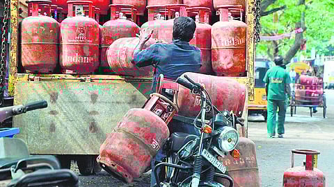 காஸ் சிலிண்டர் விநியோக காத்திருப்பு காலம் குறைப்பு: எண்ணெய் நிறுவனங்களின் ஒருங்கிணைப்பாளர் தகவல்