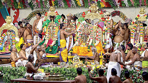 மதுரை மீனாட்சி அம்மன் கோயில் சித்திரை விழாவின் 10-ம் நாளான நேற்று மீனாட்சி அம்மன்-சுந்தரேசுவரர் திருக்கல்யாணம் நடைபெற்றது. அப்போது பிரியாவிடை சுந்தரேசுவரர், மீனாட்சி அம்மன் மணக்கோலத்தில் அருள்பாலித்தனர். உடன் திருப்பரங்குன்றம் சுப்பிரமணிய சுவாமி-தெய்வானை, பவளக்கனிவாய் பெருமாளும் எழுந்தருளினர். | படம்: நா.தங்கரத்தினம் |