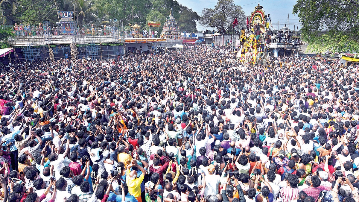 கூவாகம் கூத்தாண்டவர் கோயில் சித்திரை திருவிழா தேரோட்டம் நேற்று நடைபெற்றது.&nbsp; இதில் ஏராளமான திருநங்கைகள் உள்ளிட்ட பக்தர்கள் பங்கேற்றனர். | படம்: எம்.சாம்ராஜ் |