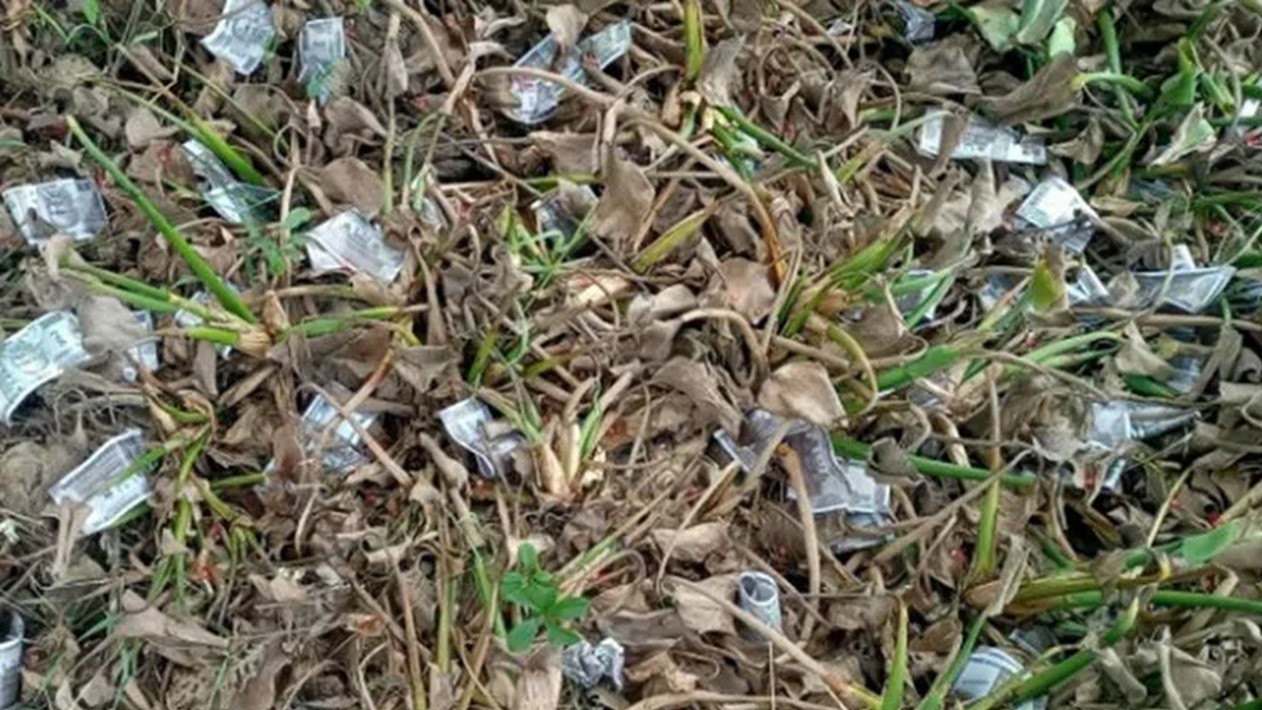 தெலங்கானா ஏரிக்கரையில் சிதறி கிடந்த ரூ.500 கள்ள நோட்டுகள்