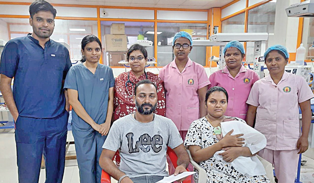 தீக்காயம் அடைந்த பச்சிளம் குழந்தைக்கு சிகிச்சை அளித்த, எழும்பூர் அரசு குழந்தைகள் நல மருத்துவ மனையின் மருத்துவக் குழுவினர்.