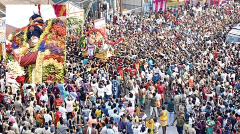 மதுரை சித்திரைத் திருவிழாவில் புதூர் பகுதியில் நேற்று நடைபெற்ற எதிர் சேவையில் கள்ளழகரைக் காண குவிந்த பக்தர்கள். (உள்படம்) கள்ளழகர் திருக்கோலத்தில் அருள்பாலித்த சுந்தரராஜ பெருமாள். படங்கள்: என்.தங்கரத்தினம்
