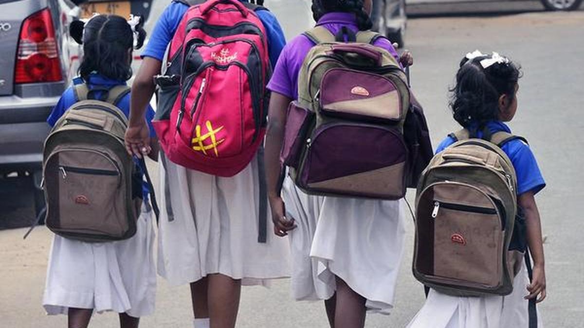 மாணவர்களின் பள்ளிப் பை சுமை குறையட்டும்!