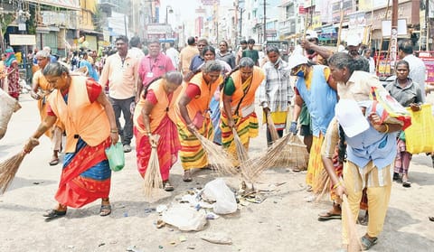 மாசி வீதிகளில் தேர்கள் சென்ற பின் குப்பையை உடனுக்குடன் அகற்றிய தூய்மைப் பணியாளர்கள். 