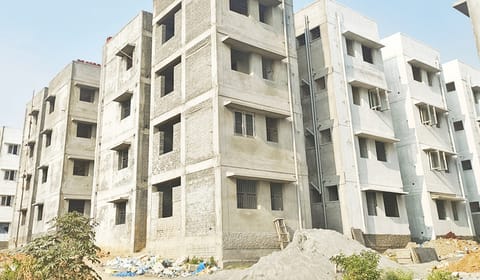 புனுகன்தொட்டி கிராமத்தில் பணி நிறைவடையாத நிலையில் உள்ள நகர்ப்புற வாழ்விட மேம்பாட்டு வாரியத்தின் அடுக்குமாடி குடியிருப்புகள்.