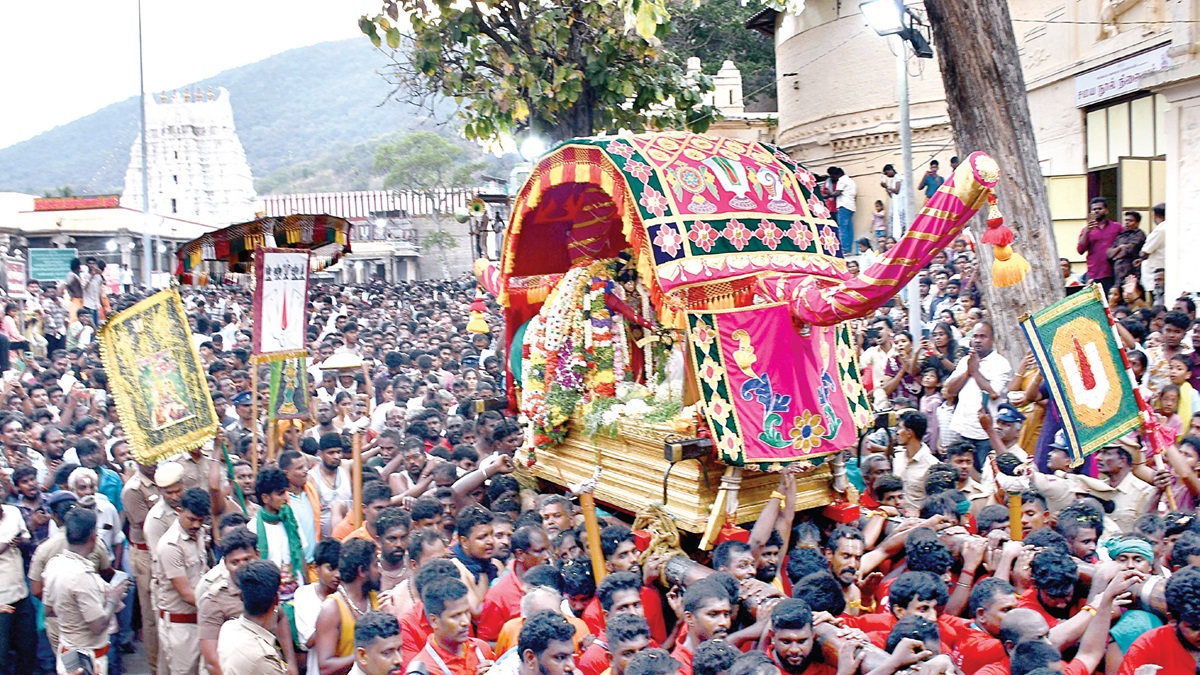 மதுரை அழகர்கோவிலில் இருந்து தங்கப் பல்லக்கில் நேற்று மாலை மதுரைக்கு புறப்பட்ட கள்ளழகரை தரிசனம் செய்த பக்தர்கள். | படம்: நா.தங்கரத்தினம் |