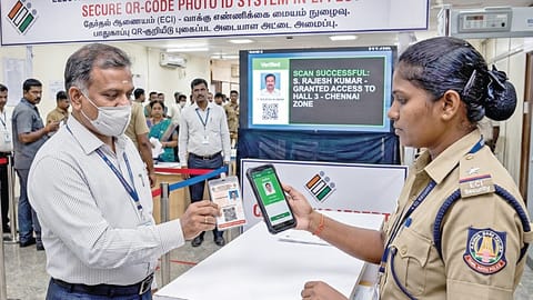 வாக்கு எண்ணிக்கை அலுவலர்களுக்கு ‘க்யூஆர் கோடு’ அடையாள அட்டை