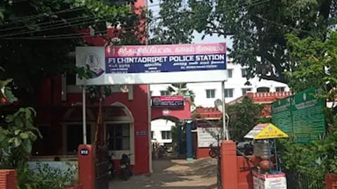 அண்ணா சாலையில் பைக்கில் சென்றபோது தகராறு: வழக்கறிஞரை தாக்கிய போலீஸார் மீது புகார்