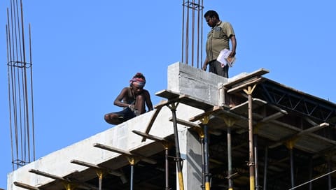 சுட்டெரிக்கும் கோடை வெப்பம்: வெயிலில் பணியாளர்களை ஈடுபடுத்த வேண்டாம் - பொது சுகாதாரத் துறை எச்சரிக்கை