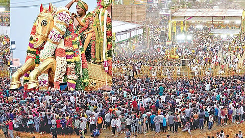 மதுரை சித்​திரைத் திரு​விழா​வில் வைகை ஆற்றில் இறங்கிய கள்ளழகரை தரிசிக்க  திரண்டிருந்த பக்தர்கள் கூட்டத்தின் ஒரு பகுதி. உள்படம்:&nbsp;சித்​திரைத் திரு​விழா​வில் லட்சக்கணக்கான பக்தர்கள் புடைசூழ பச்சை பட்டு உடுத்தி வைகை ஆற்றில் இறங்கிய கள்ளழகர்.படங்கள்:  நா.தங்கரத்தினம்
