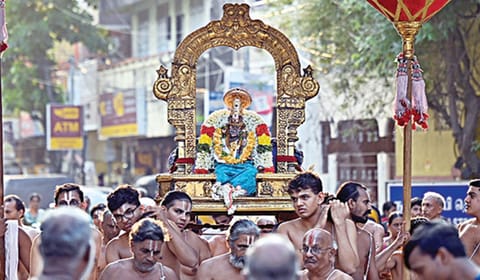 சென்னை திருவல்லிக்கேணி, பார்த்தசாரதி கோயில் பிரமோற்சவ விழாவின் ஒரு பகுதியாக சேனைமுதன்மையார் புறப்பாடு நேற்று நடைபெற்றது. | படம்: எஸ்.சத்தியசீலன் |