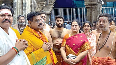 திருச்செந்தூர் கோயிலில் நேற்று தரிசனம் செய்துவிட்டு வெளியே வந்த அதிமுக பொதுச்செயலாளர்  பழனிசாமியின் மனைவி ராதா.