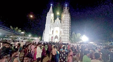 வேளாங்கண்ணி பேராலயத்துக்கு வெளியே காத்திருந்த தவெக தொண்டர்கள்.