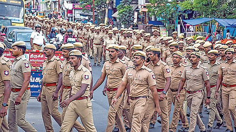 சட்டப்பேரவை தேர்தல் வாக்கு எண்ணிக்கை நாளை நடைபெறுவதையொட்டி, திருச்சி டிவிஎஸ் டோல்கேட் சுப்பிரமணியபுரம் பகுதியில் நேற்று பாதுகாப்பு ஒத்திகையில்  ஈடுபட்ட போலீஸார். படம்: ர.செல்வமுத்துகுமார்