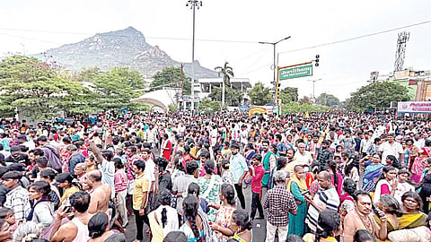 சித்ரா பவுர்ணமியையொட்டி திருவண்ணாமலையில் நேற்று கிரிவலம் வந்த பக்தர்கள்.