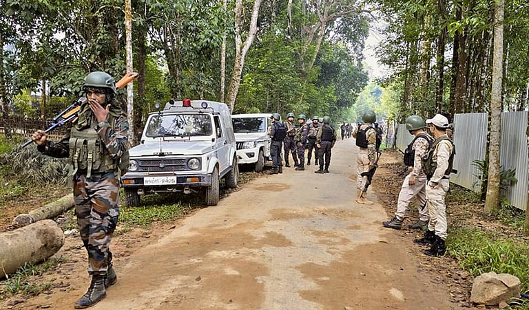 4 தீவிரவாதிகள் உட்பட 5 பேர் மணிப்பூர் மாநிலத்தில் கைது