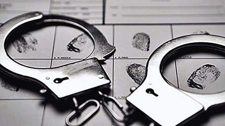 ரயில்வேயில் வேலை வாங்கித் தருவதாக கூறி ரூ.28 லட்சம் மோசடி செய்த தம்பதி கைது