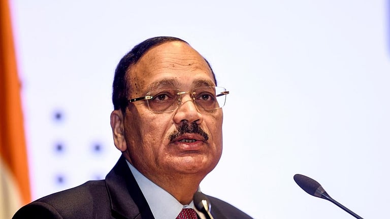 உச்ச நீதிமன்றத்தின் 53-வது தலைமை நீதிபதியாக இன்று பதவியேற்கிறார் சூர்யகாந்த்