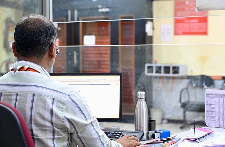 வங்கிகளில் உள்ளூர் மொழி: அறிக்கை அளிக்க உத்தரவு