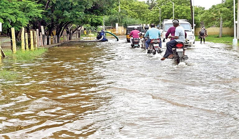 தொடர் கனமழை: தூத்துக்குடியில் குடியிருப்புகளை மழைநீர் சூழ்ந்ததால் மக்கள் பாதிப்பு!