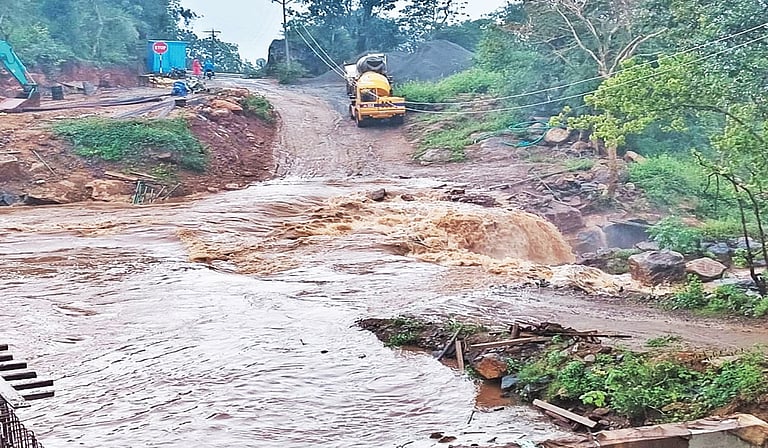 கலசப்பாடி காட்டாற்றில் வெள்ளம்: 3-வது நாளாக சாலை துண்டிப்பால் 9 கிராம மக்கள் அவதி