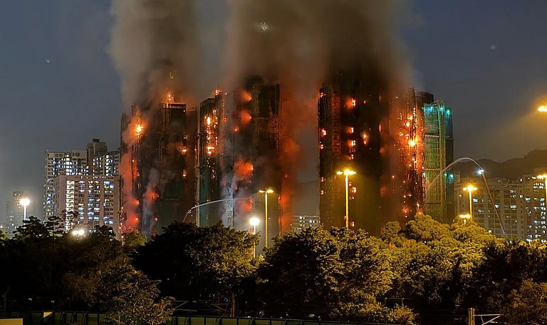 ஹாங்காங் அடுக்குமாடி குடியிருப்பில் பயங்கர தீ விபத்து: 44 பேர் உயிரிழப்பு